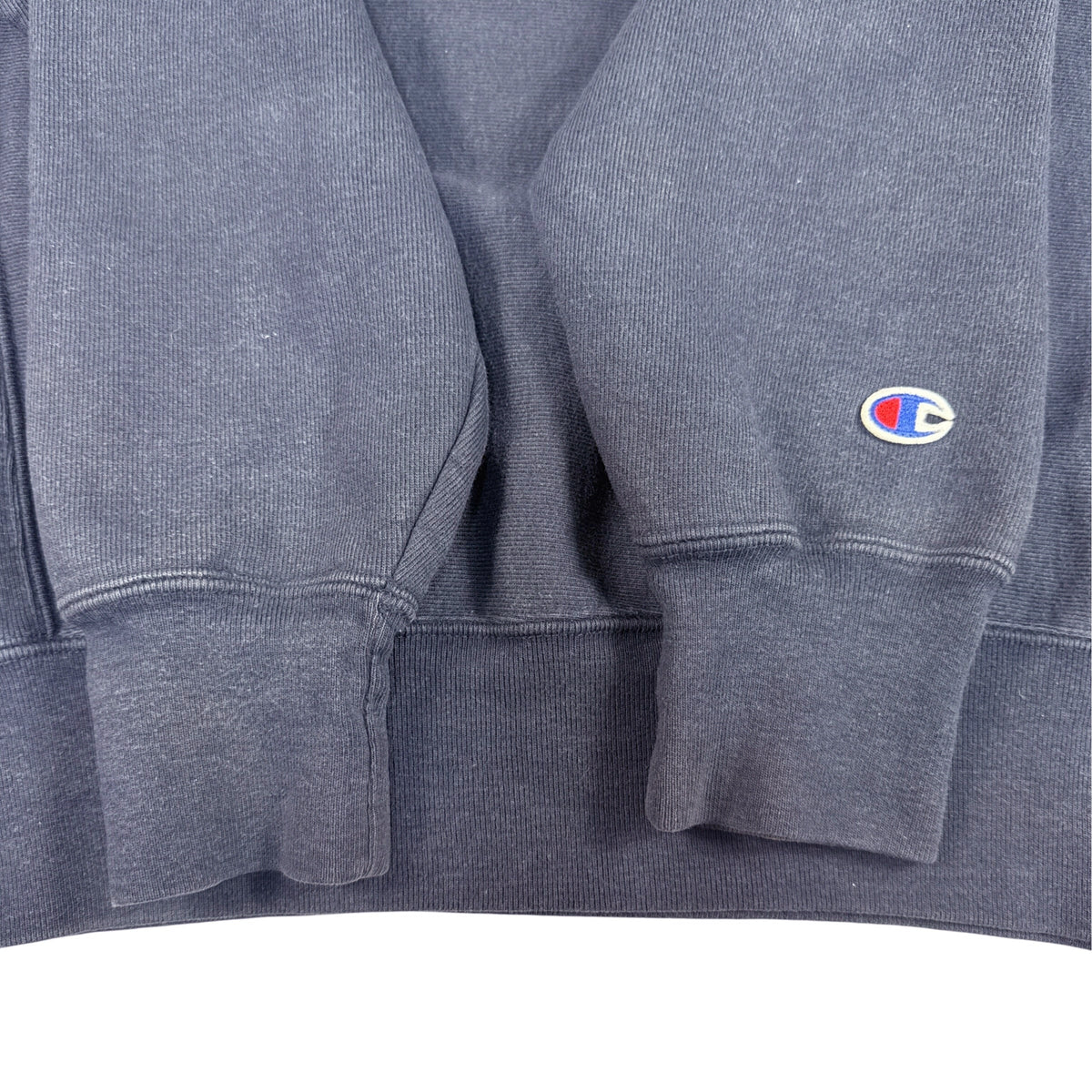 左袖のChampion Cロゴ刺繍と袖口