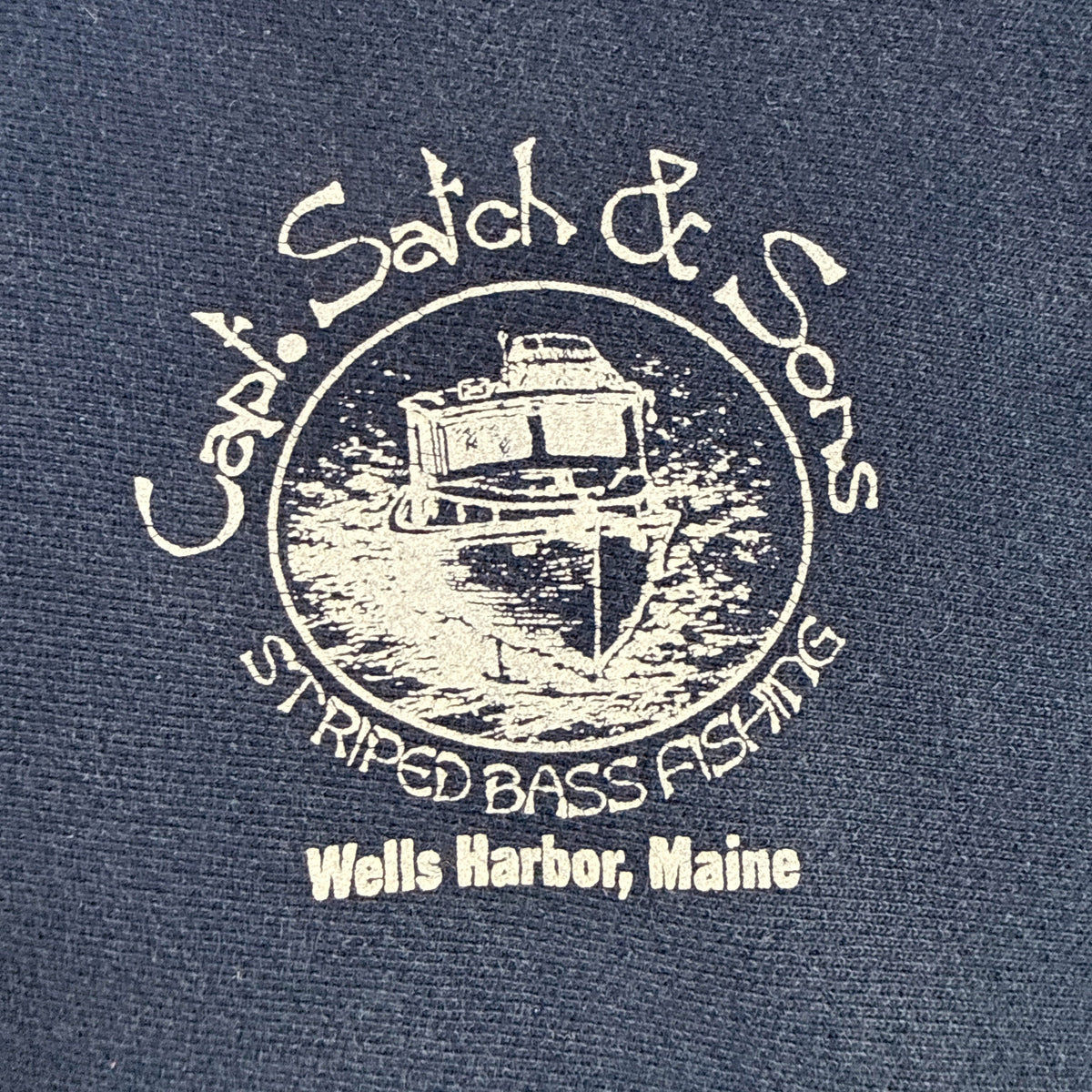 左胸の Capt. Satch & Sons STRIPED BASS FISHING Wells Harbor, Maine プリント 寄り