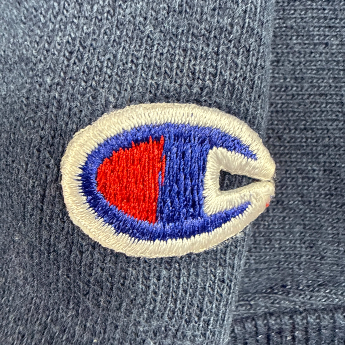 左袖の Champion Cロゴ刺繍