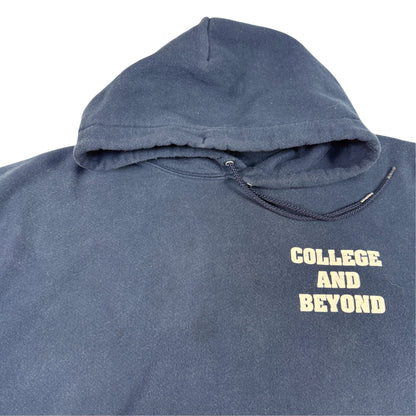 左胸の COLLEGE AND BEYOND プリントとフード