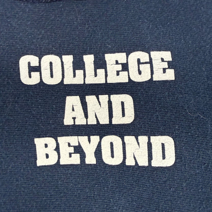 COLLEGE AND BEYOND プリント 寄り（細かなひび割れ）