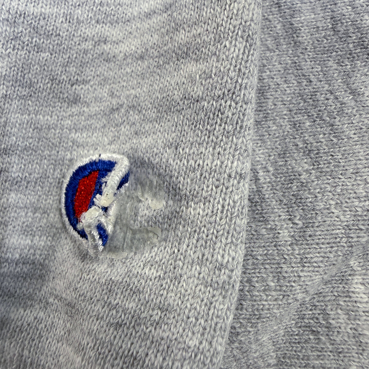ダメージ 左袖 Cロゴ刺繍の縁のほつれ 別角度