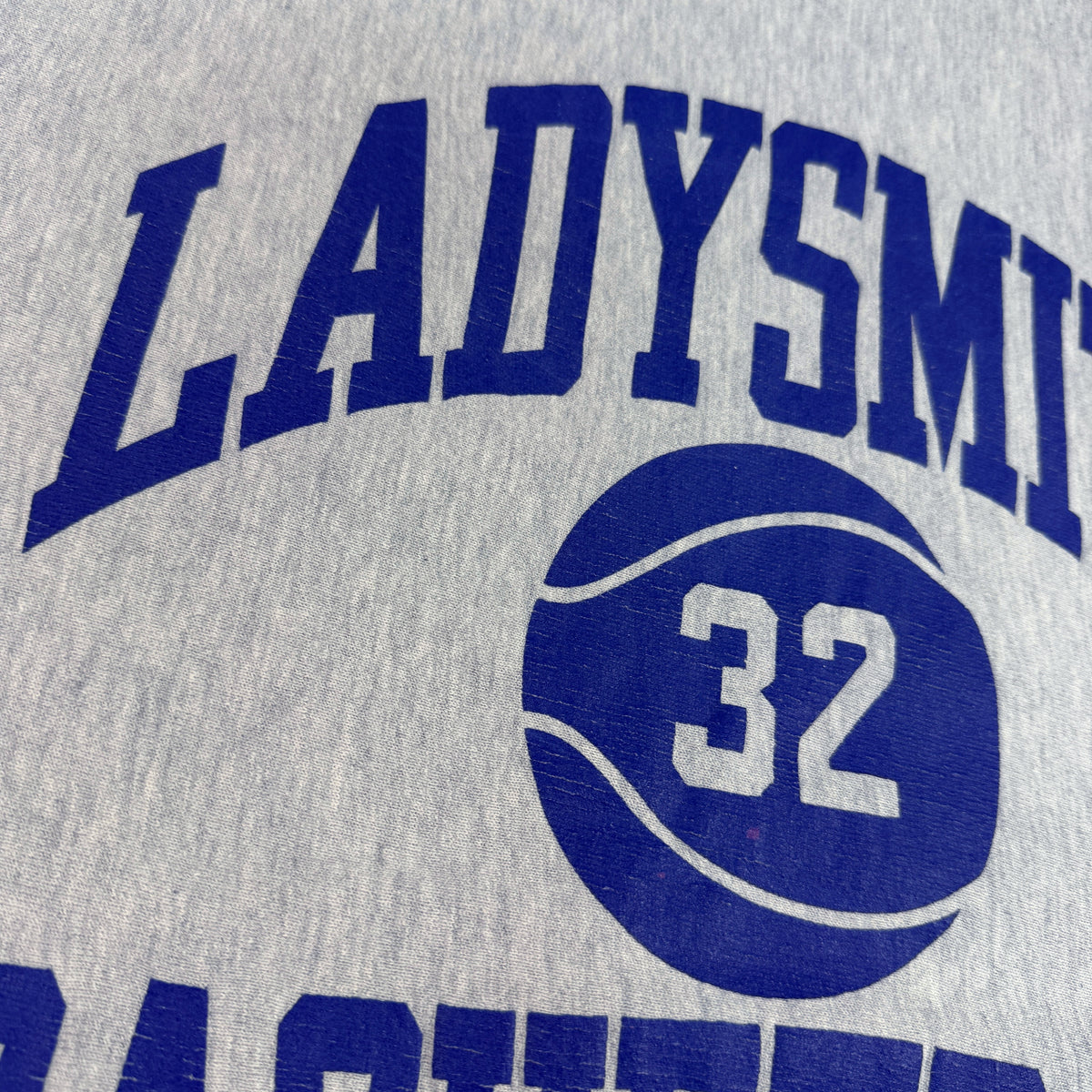 LADYSMITH と背番号32のボール プリント 寄り