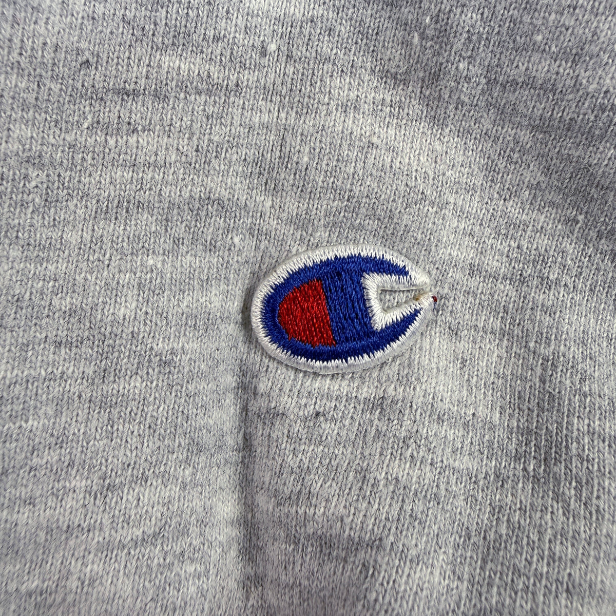 左袖の Champion Cロゴ刺繍