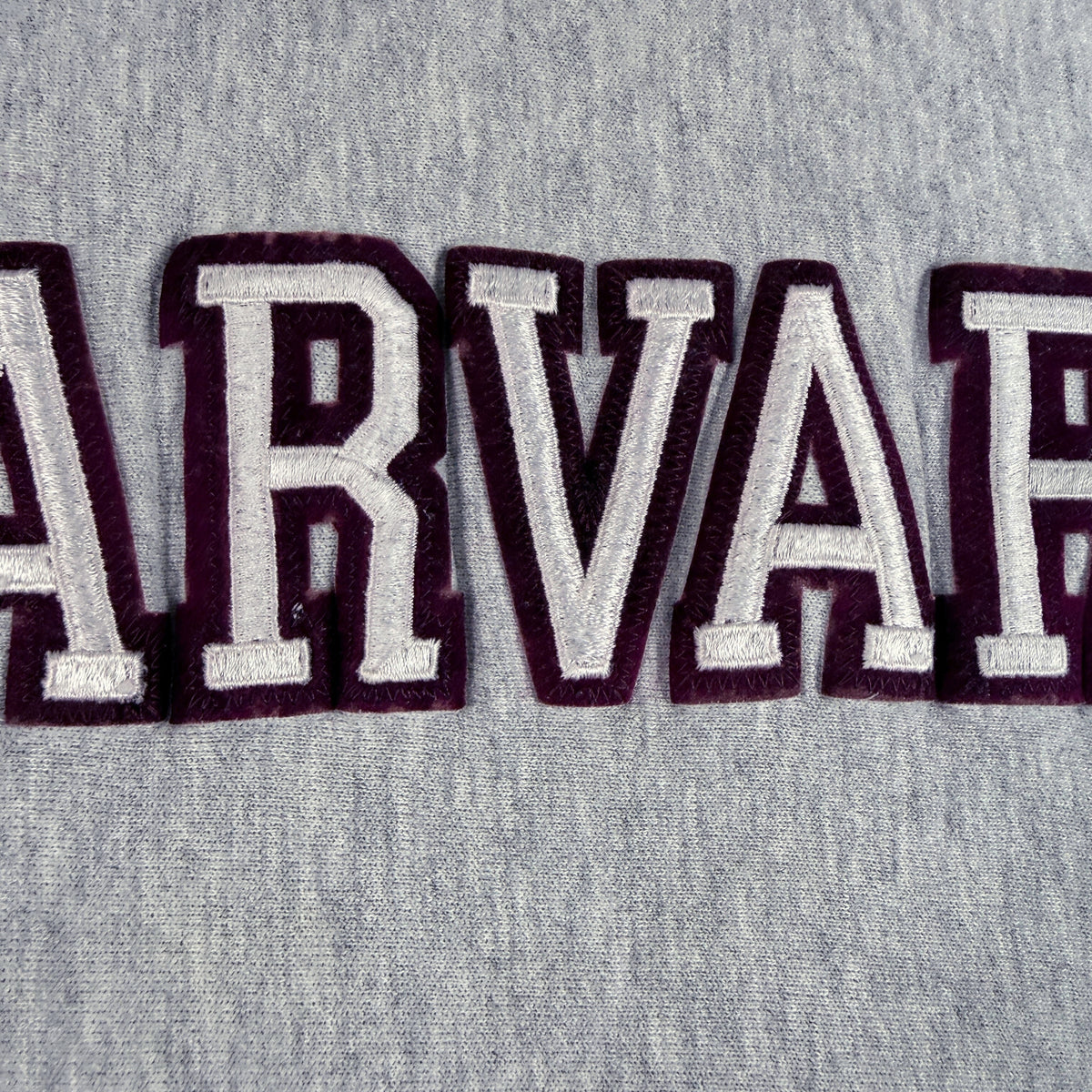 HARVARD 布アップリケ 白×えんじの縁取り 超寄り