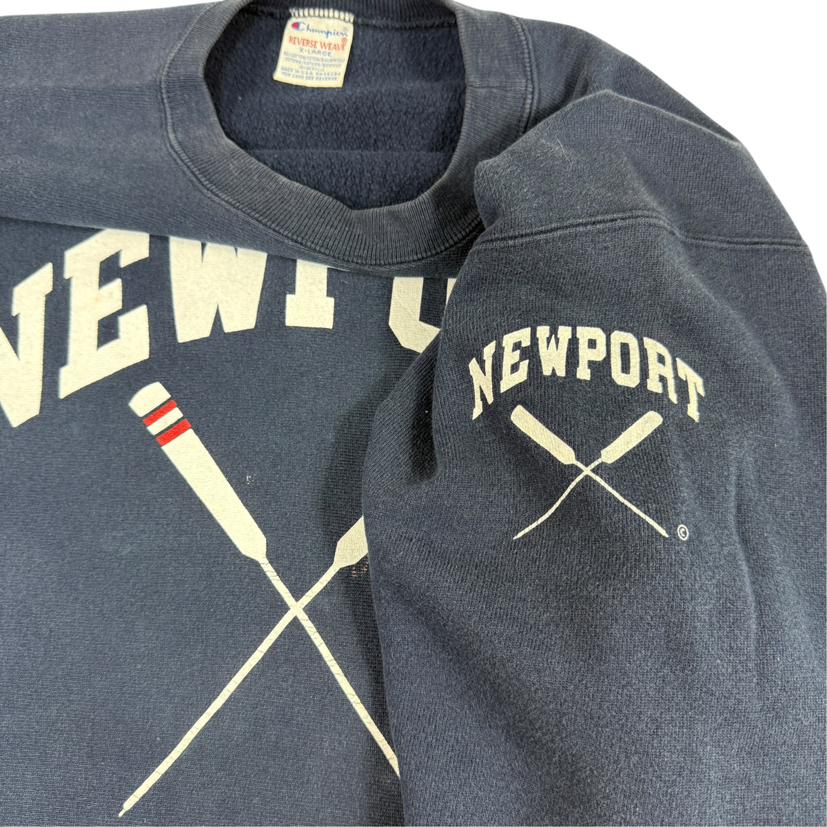 左袖の NEWPORT とオールのプリント
