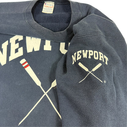 左袖の NEWPORT とオールのプリント