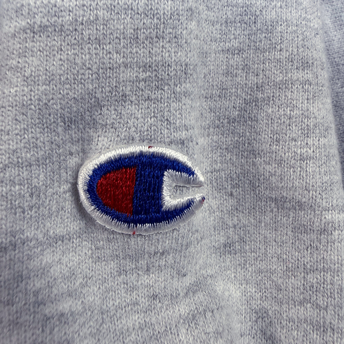 左袖の Champion Cロゴ刺繍
