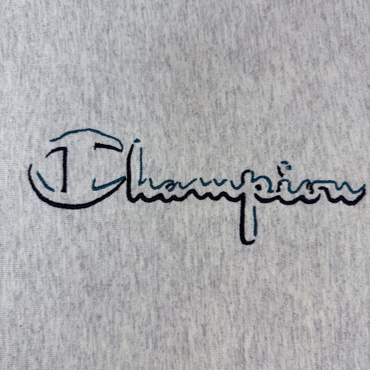 Champion スクリプトロゴ刺繍 寄り（黒・青緑）