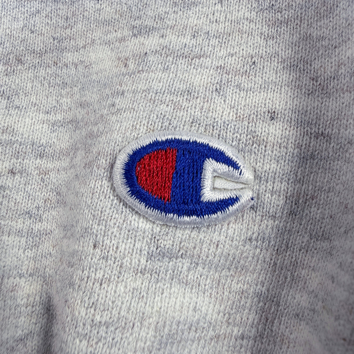 左袖の Champion Cロゴ刺繍