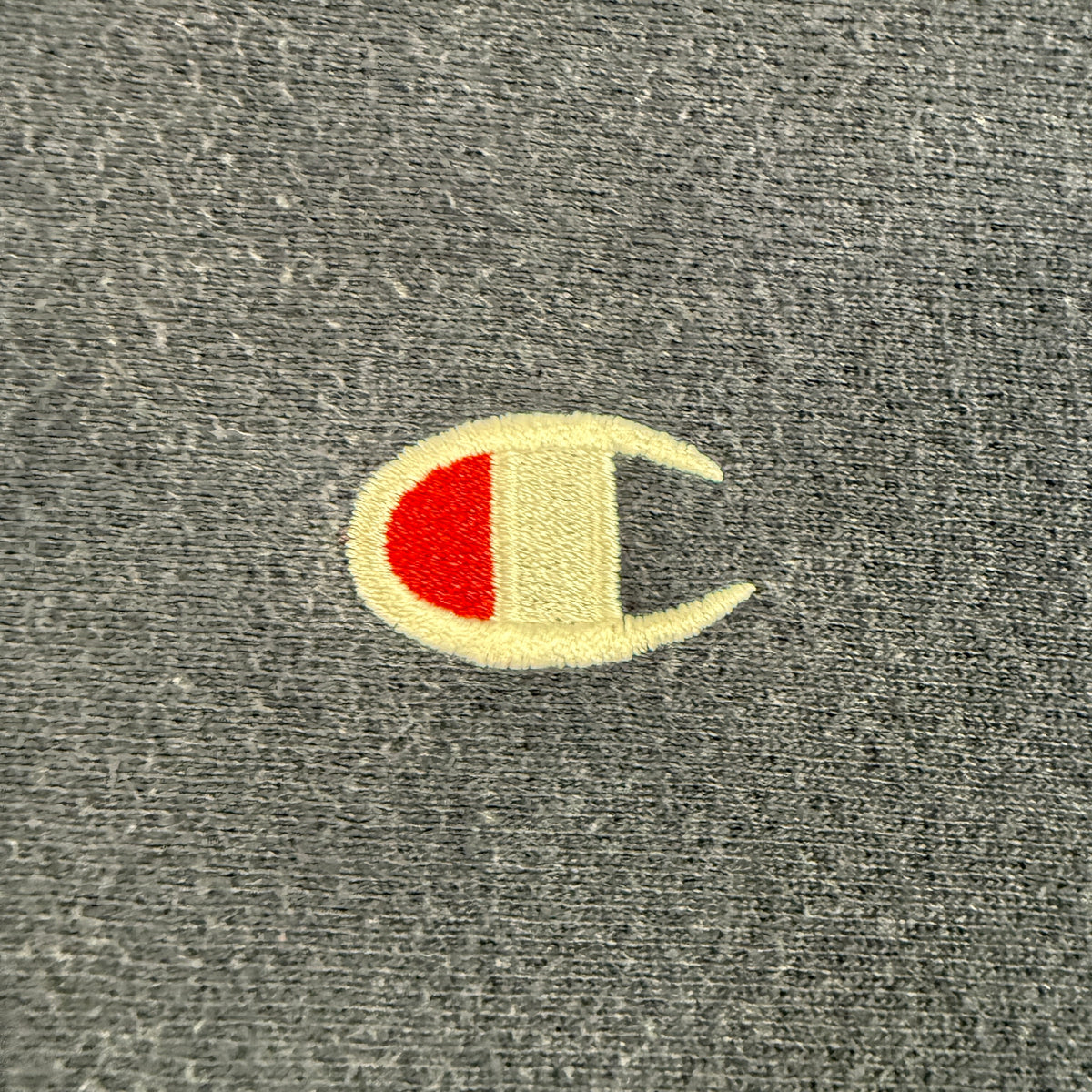 胸のCロゴ刺繍 寄り