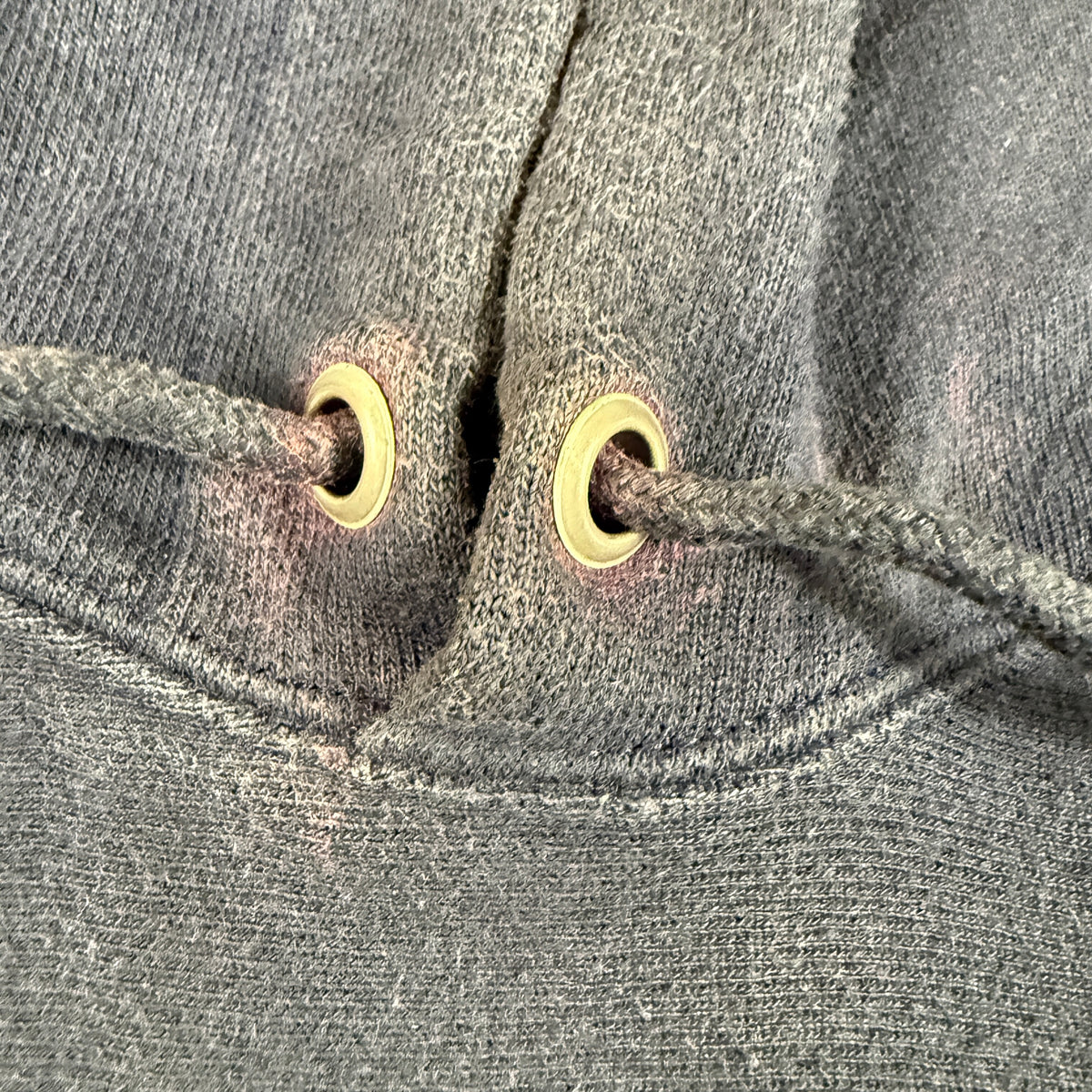 ハトメまわりのピンク色の色移り