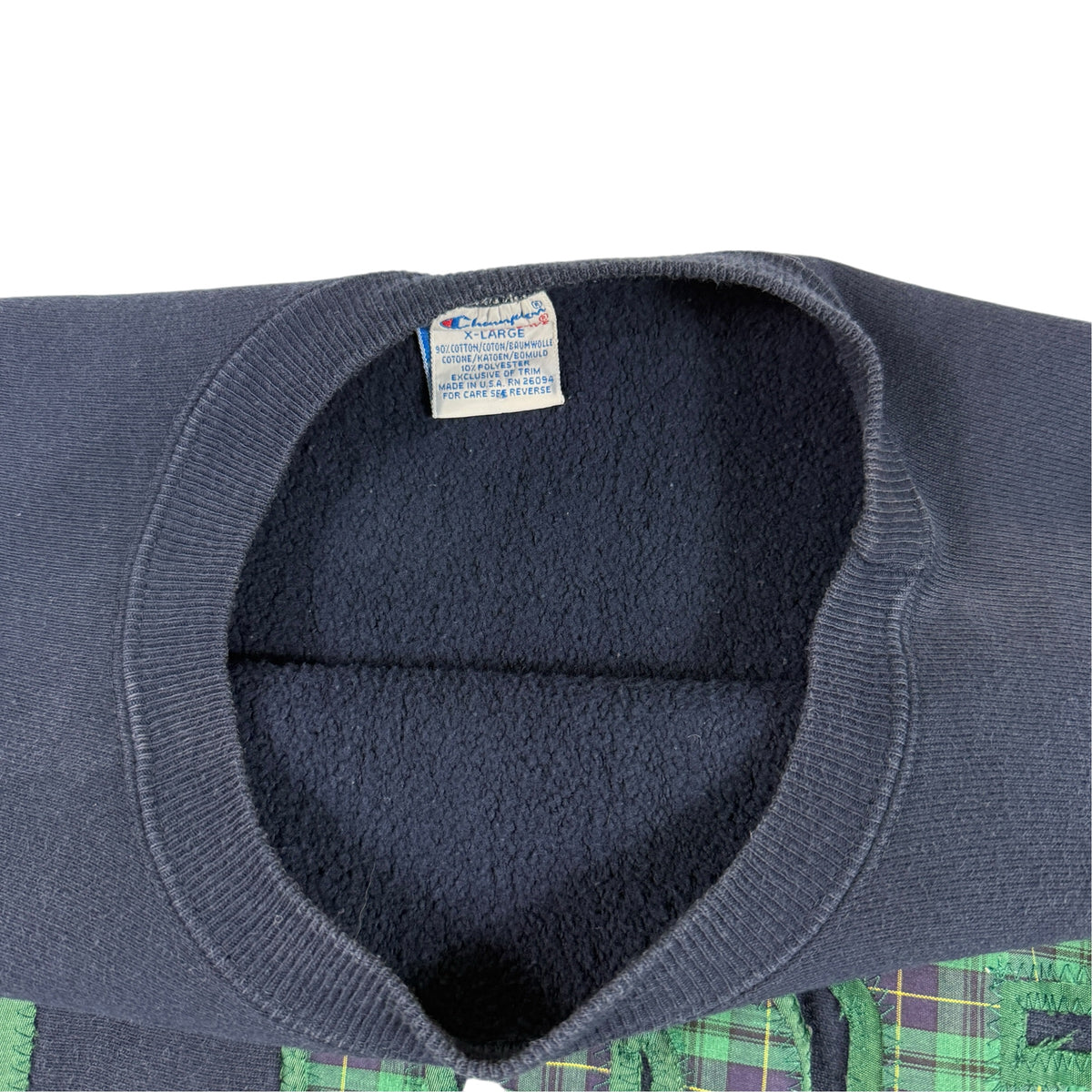 首元の Champion REVERSE WEAVE 刺繍タグ 引き