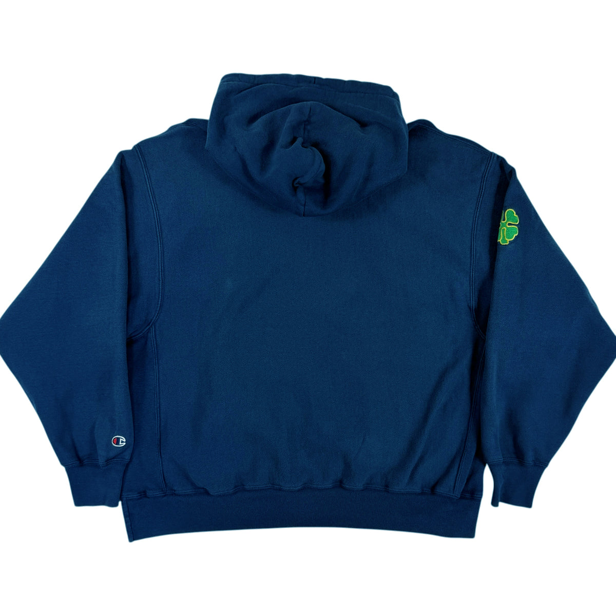 Champion リバースウィーブ パーカー ネイビー 背面（右袖にクローバー、左袖にCロゴ）