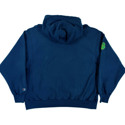Champion リバースウィーブ パーカー ネイビー 背面（右袖にクローバー、左袖にCロゴ）