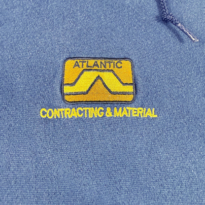胸の ATLANTIC CONTRACTING & MATERIAL ロゴ刺繍 拡大