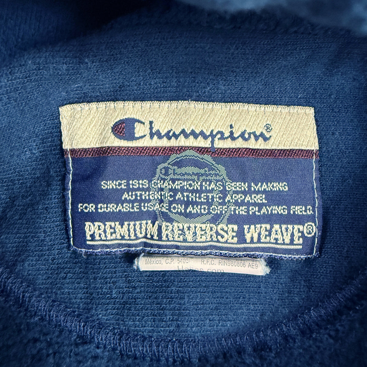 首元の Champion PREMIUM REVERSE WEAVE タグ