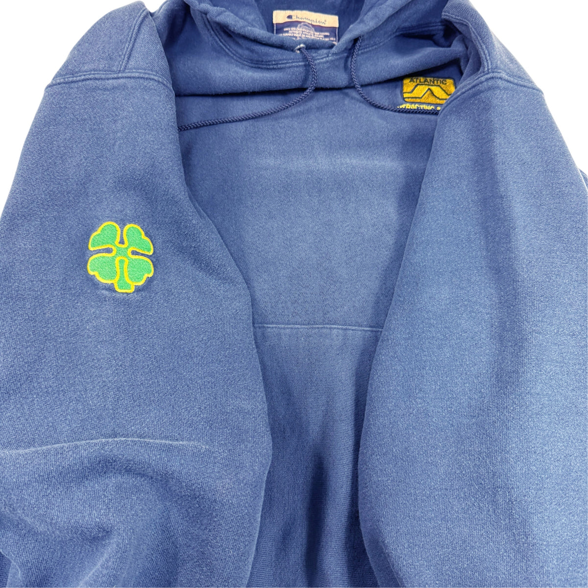 右袖のクローバー刺繍とフードの内側