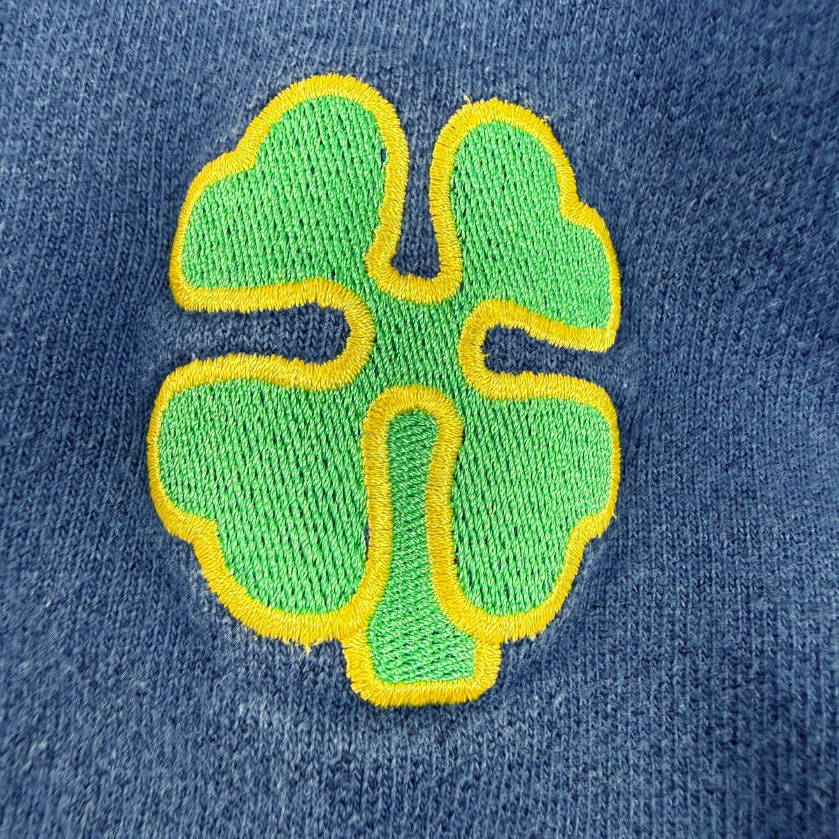 右袖の四つ葉のクローバー刺繍 拡大