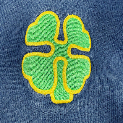 右袖の四つ葉のクローバー刺繍 拡大