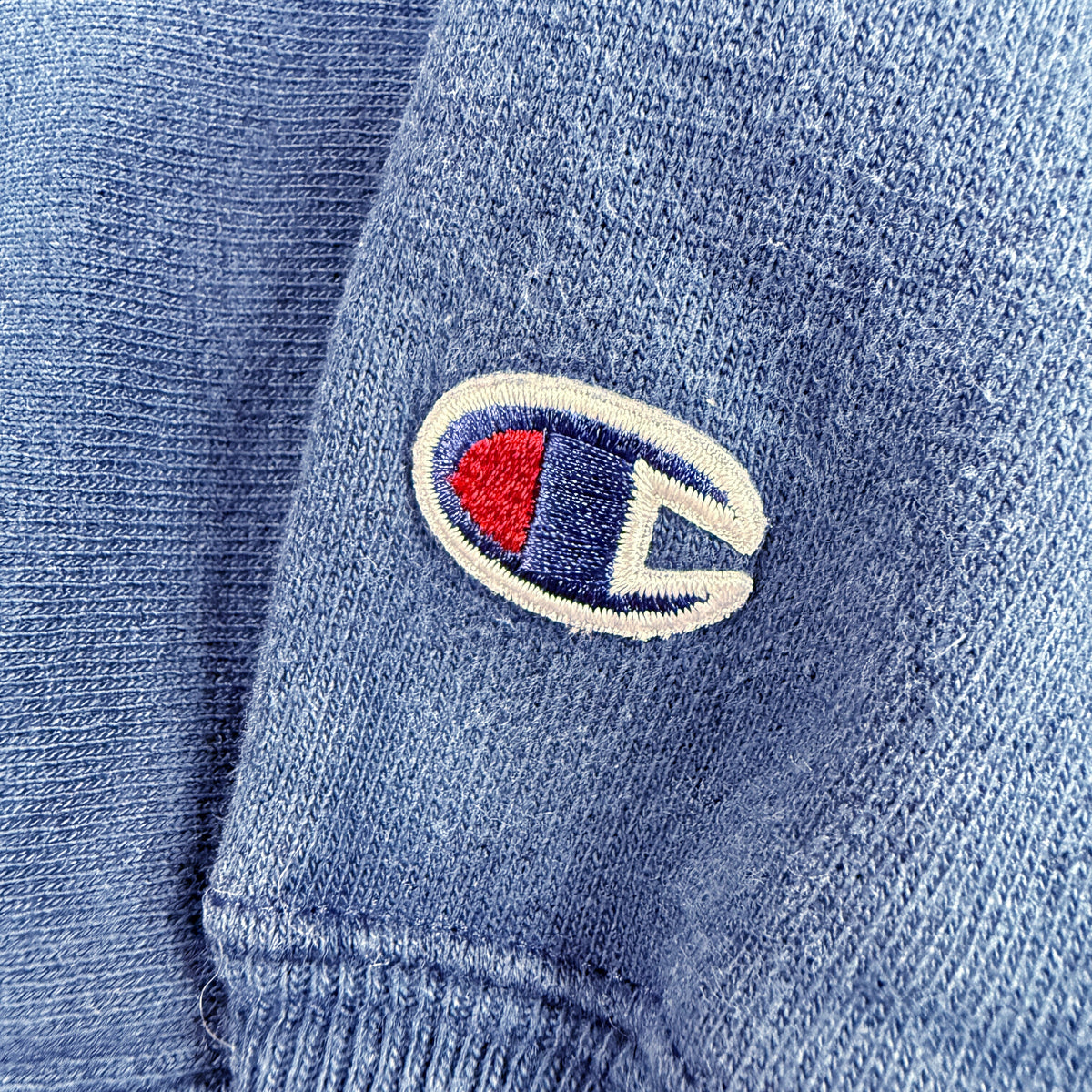 左袖のCロゴワッペン 拡大