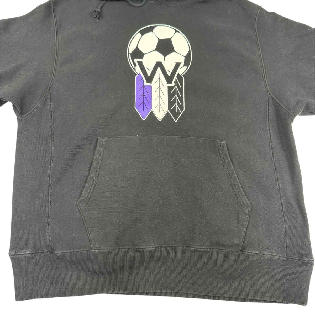 サッカーボール W プリント パーカー 上半身（自然光・フェードが分かるカット）