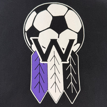 胸のサッカーボールとW、3本の羽根のプリント 寄り