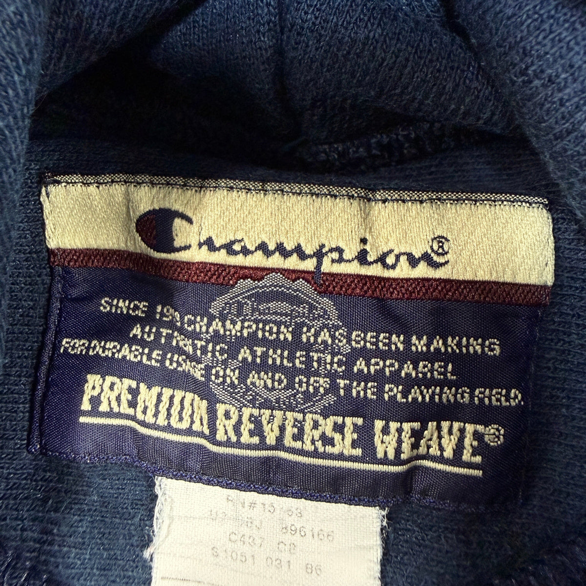 首元の Champion PREMIUM REVERSE WEAVE タグ