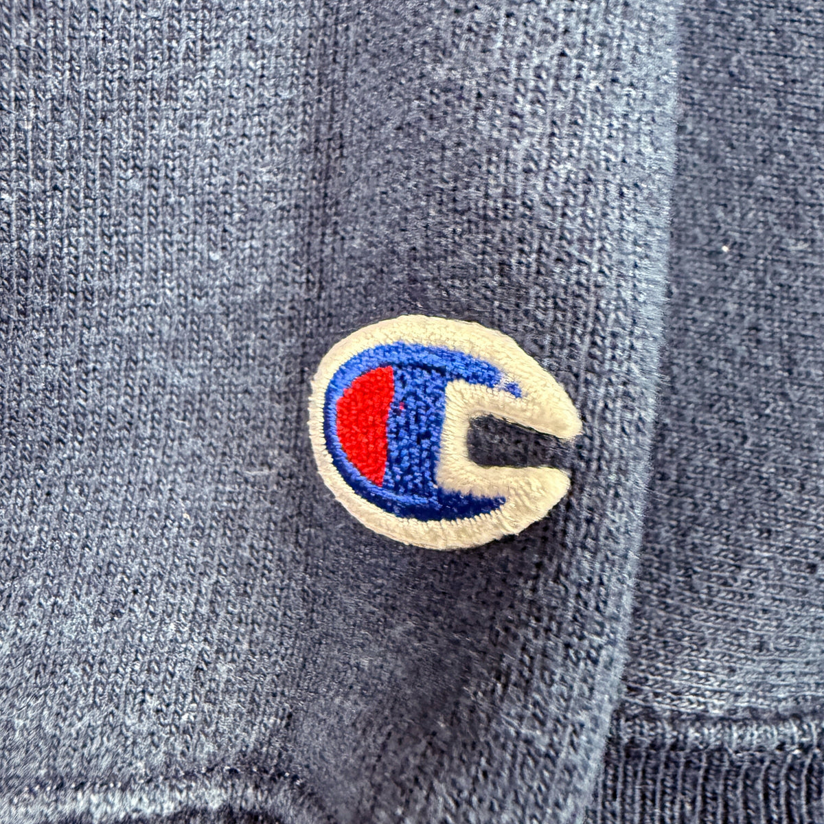 Cロゴ刺繍 寄り
