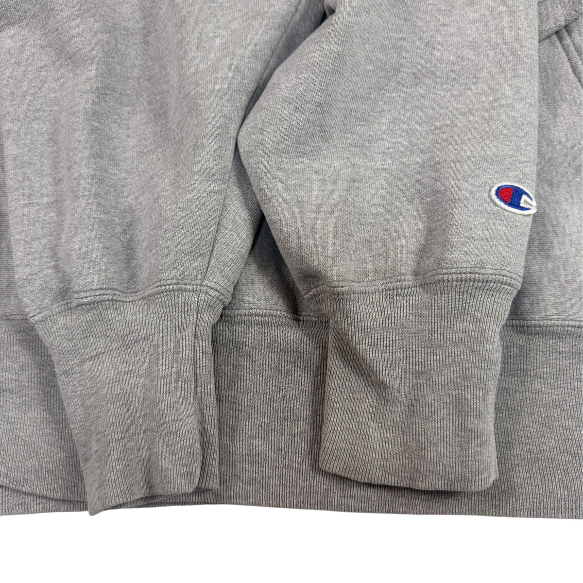 左袖の Champion Cロゴ刺繍