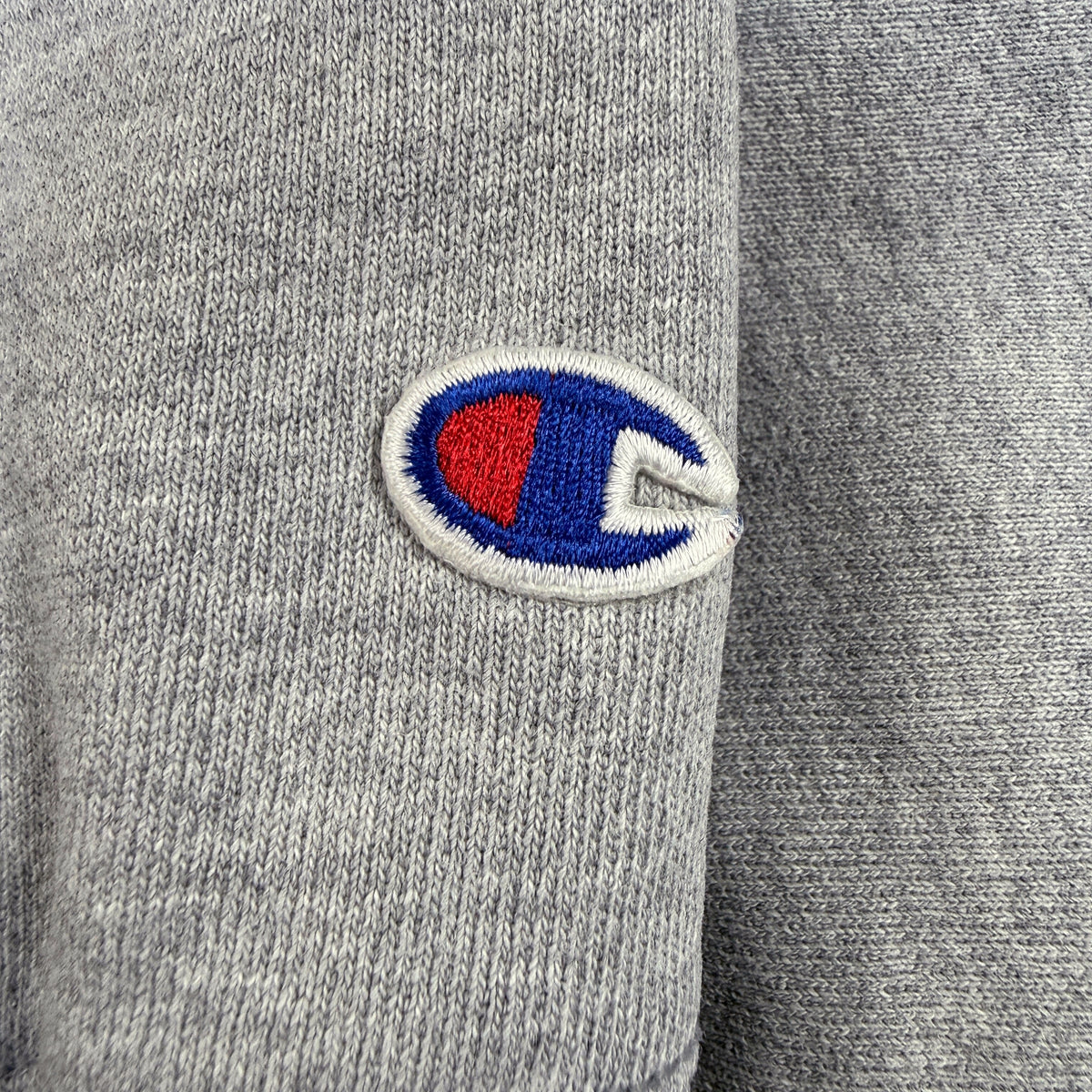 Cロゴ刺繍 寄り