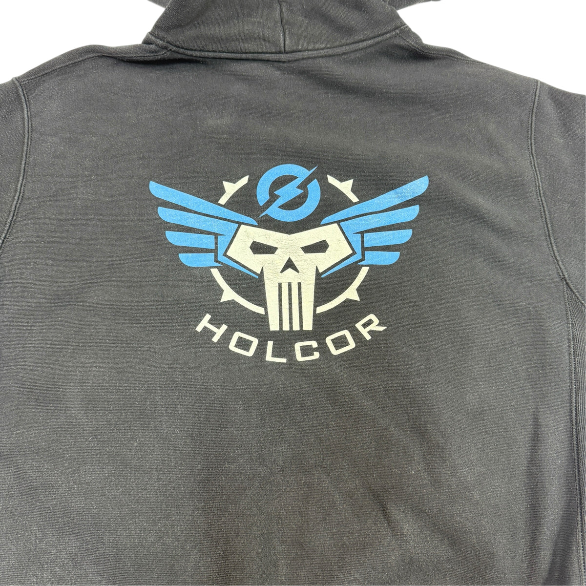 背中の翼のドクロと HOLCOR のプリント