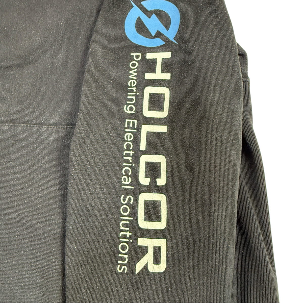 左袖の HOLCOR Powering Electrical Solutions プリント 寄り