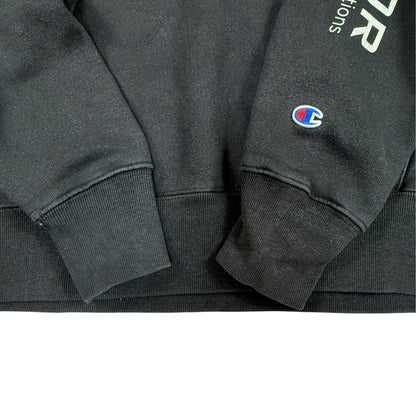 左袖口の上の Champion Cロゴ刺繍