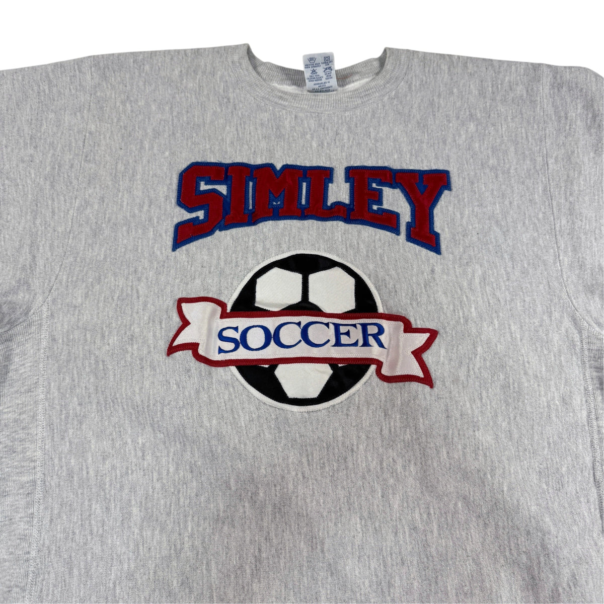 SIMLEY の文字とサッカーボールのワッペン
