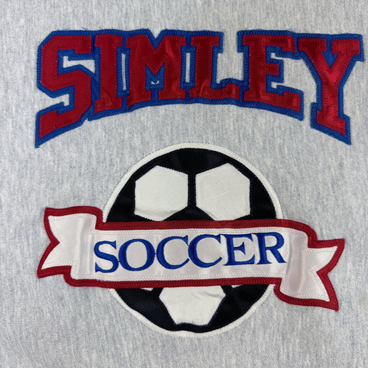 SIMLEY ワッペンと SOCCER の刺繍リボン 寄り