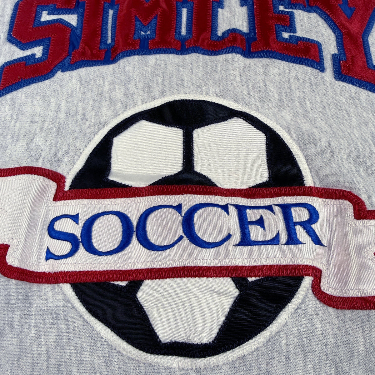 サッカーボールのワッペンと SOCCER の刺繍 超寄り