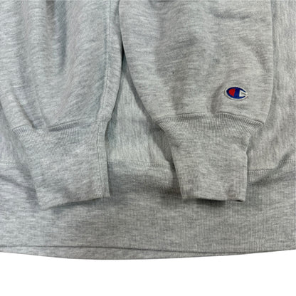 袖口と左袖の Champion Cロゴ刺繍