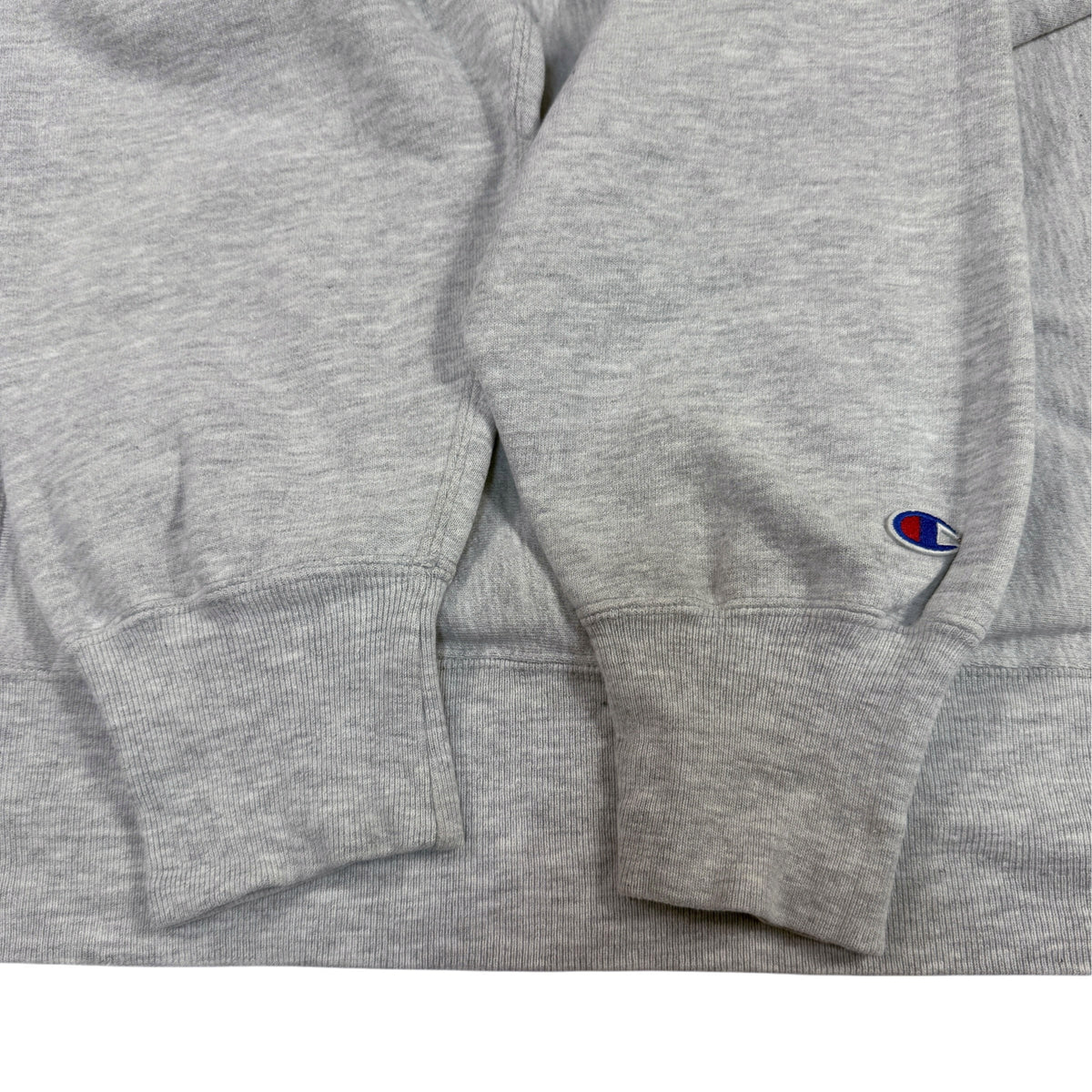 袖口と左袖の Champion Cロゴ刺繍