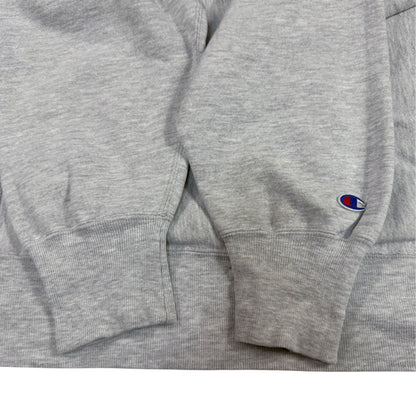 袖口と左袖の Champion Cロゴ刺繍