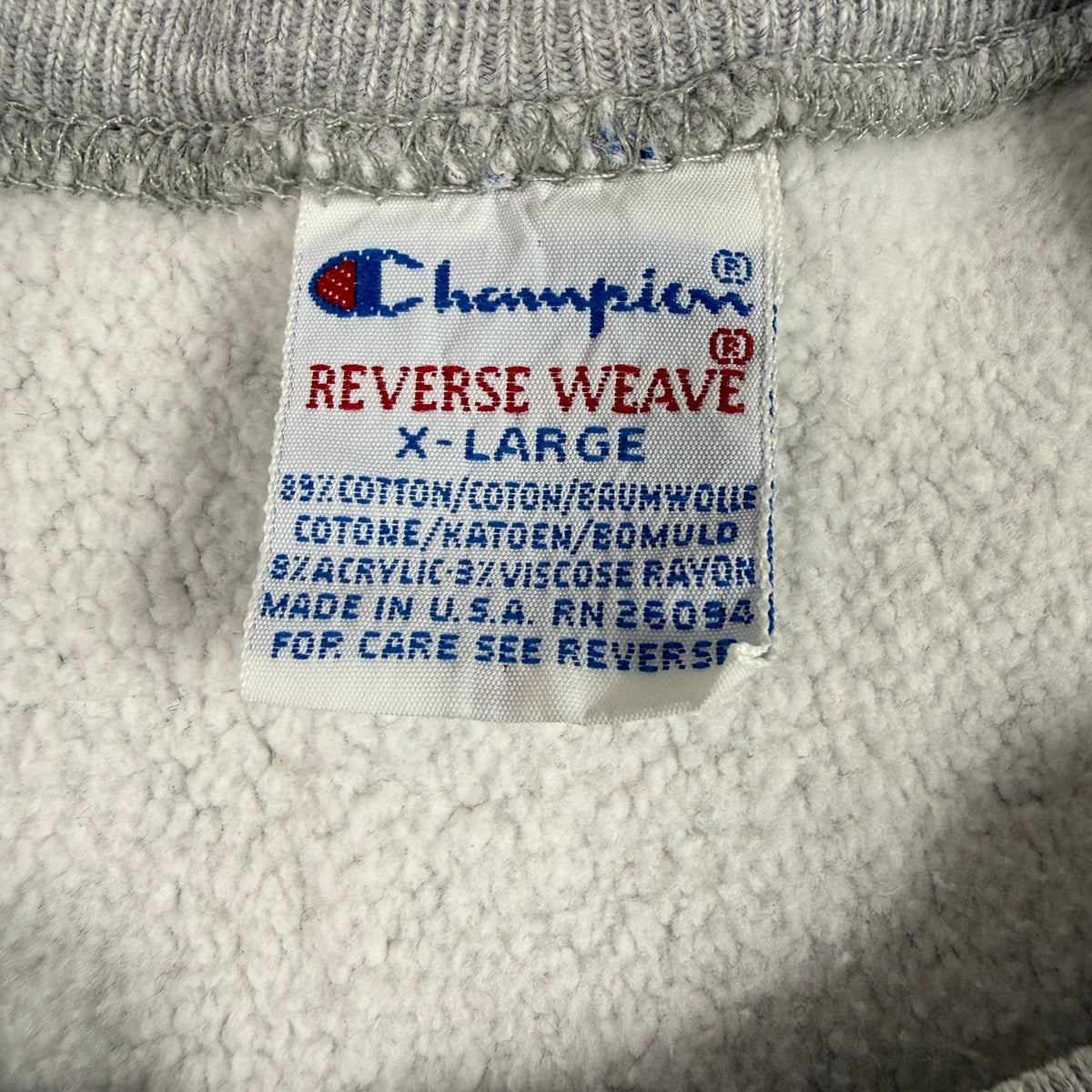 首元の Champion REVERSE WEAVE 刺繍タグ X-LARGE MADE IN U.S.A.