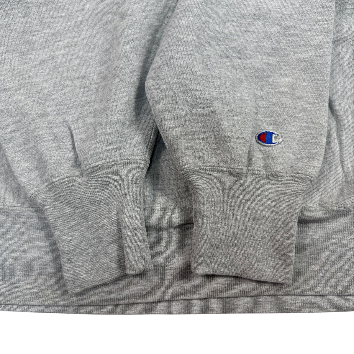 袖口と左袖の Champion Cロゴ刺繍
