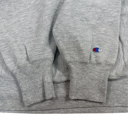 袖口と左袖の Champion Cロゴ刺繍