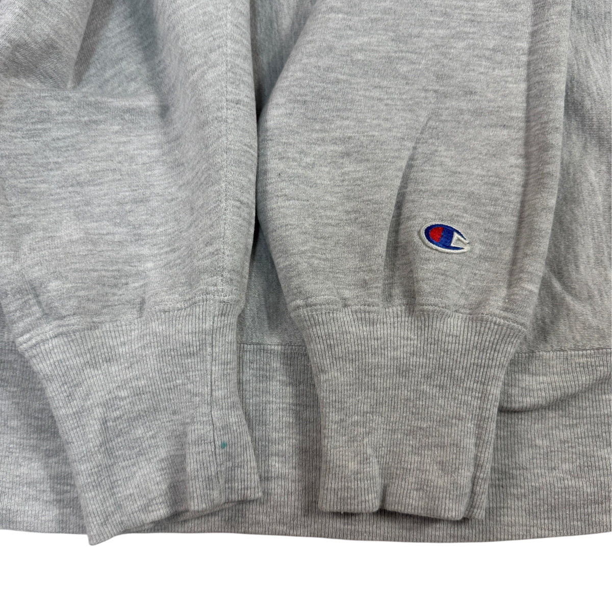 袖口と左袖の Champion Cロゴ刺繍