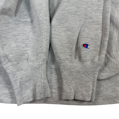 袖口と左袖の Champion Cロゴ刺繍