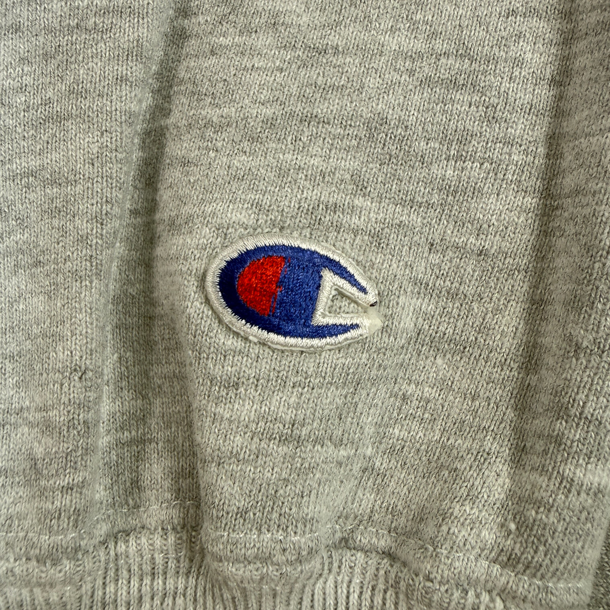 Cロゴ刺繍 寄り