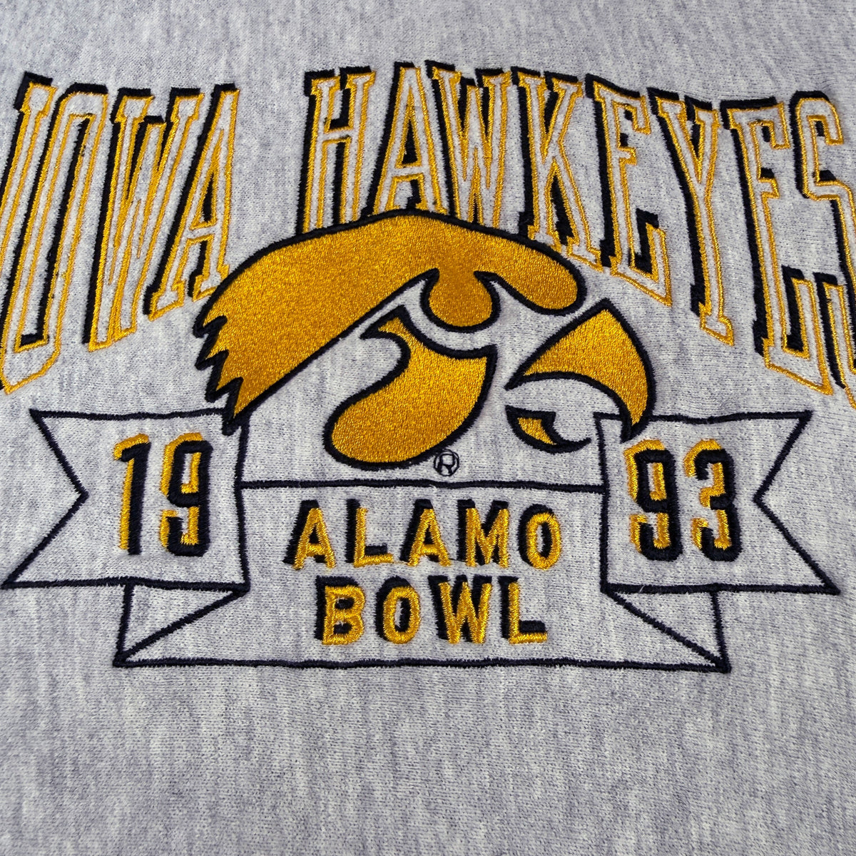 タカのロゴと 1993 ALAMO BOWL の刺繍 寄り
