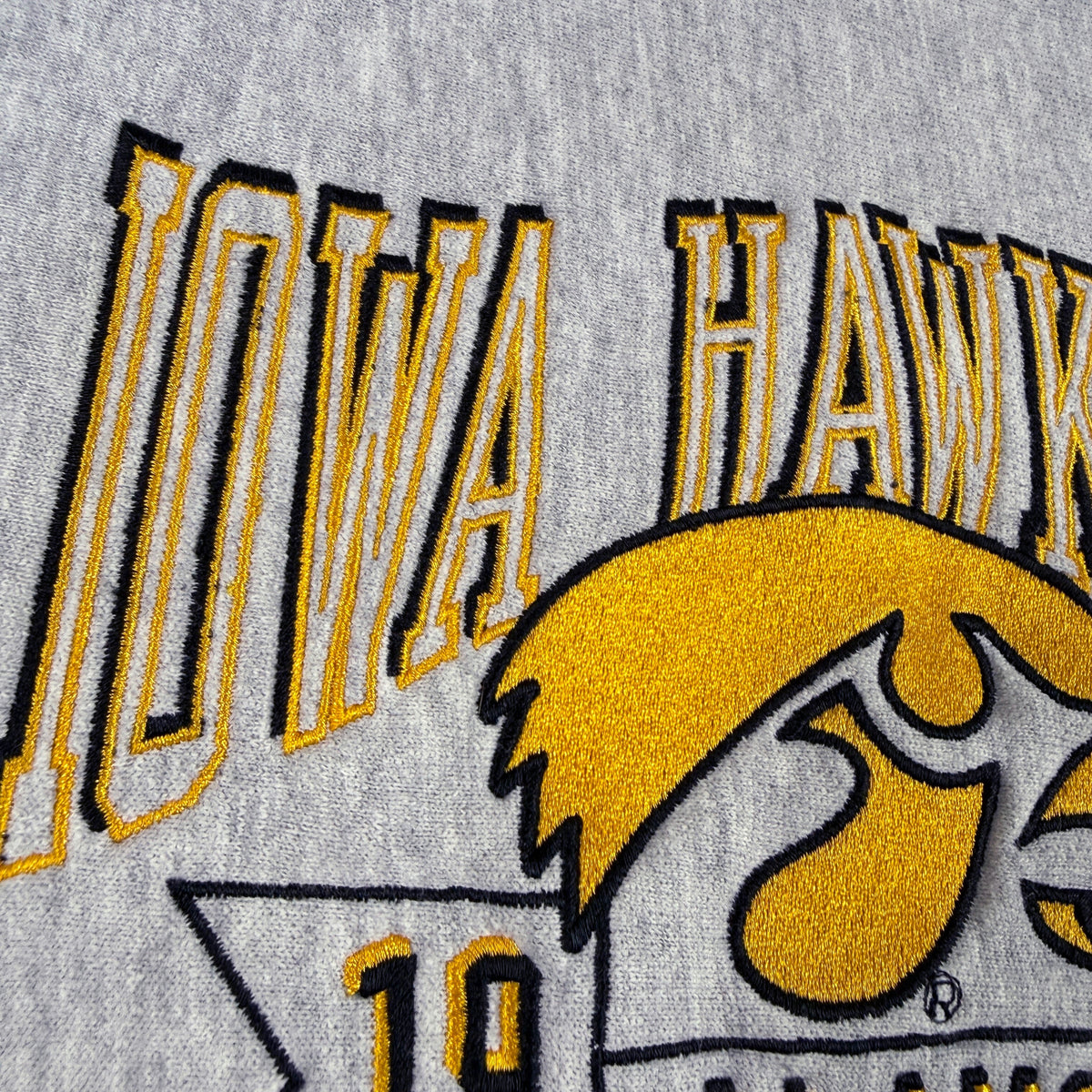 IOWA HAWKEYES とタカのロゴの刺繍 超寄り（ゴールド×黒）
