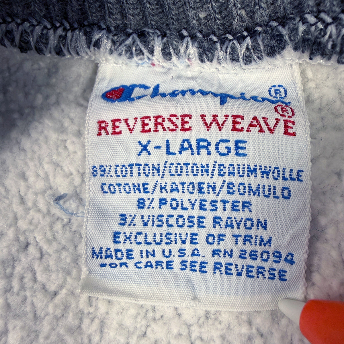 首元の Champion REVERSE WEAVE 刺繍タグ X-LARGE MADE IN U.S.A.