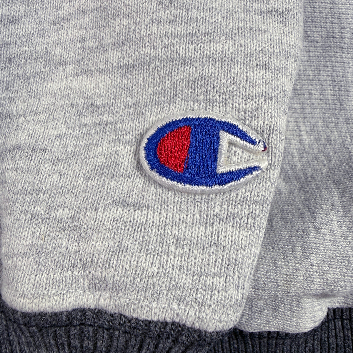 Cロゴ刺繍 寄り